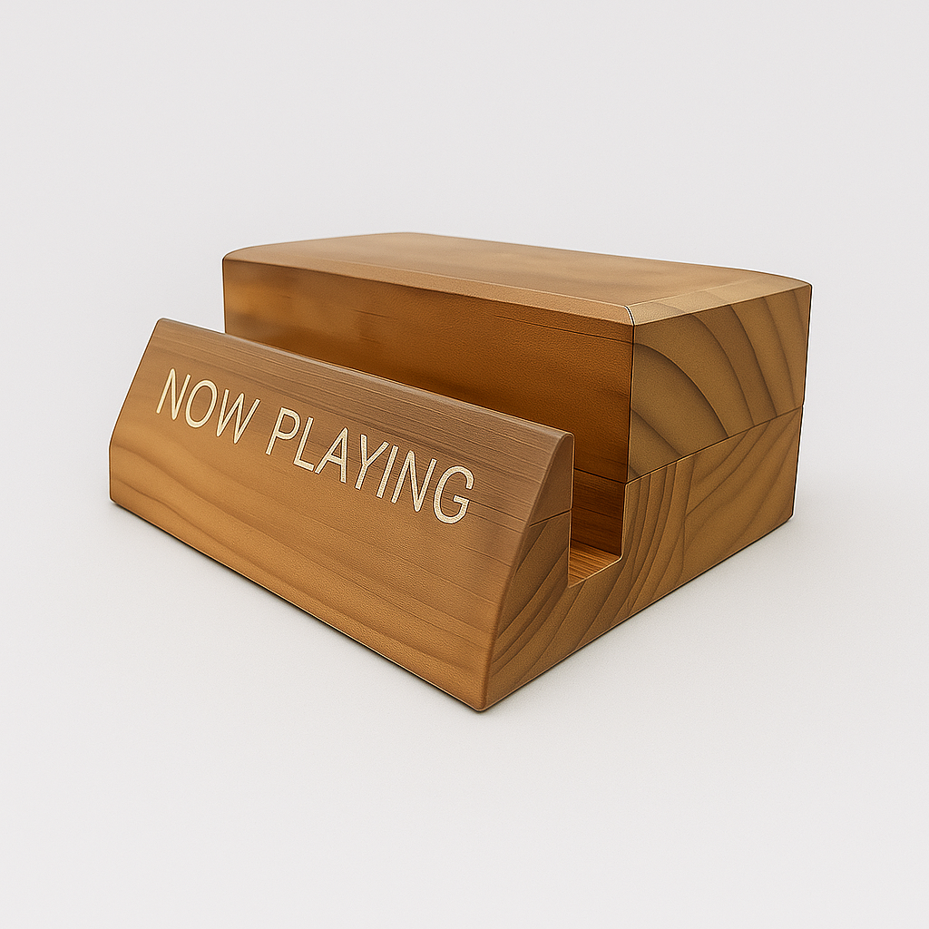 Vrijstaande productfoto van een houten 'Now Playing' standaard voor het tentoonstellen van een vinylplatenhoes op een witte achtergrond.