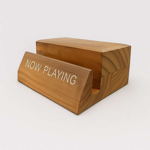 Vrijstaande productfoto van een houten 'Now Playing' standaard voor het tentoonstellen van een vinylplatenhoes op een witte achtergrond.