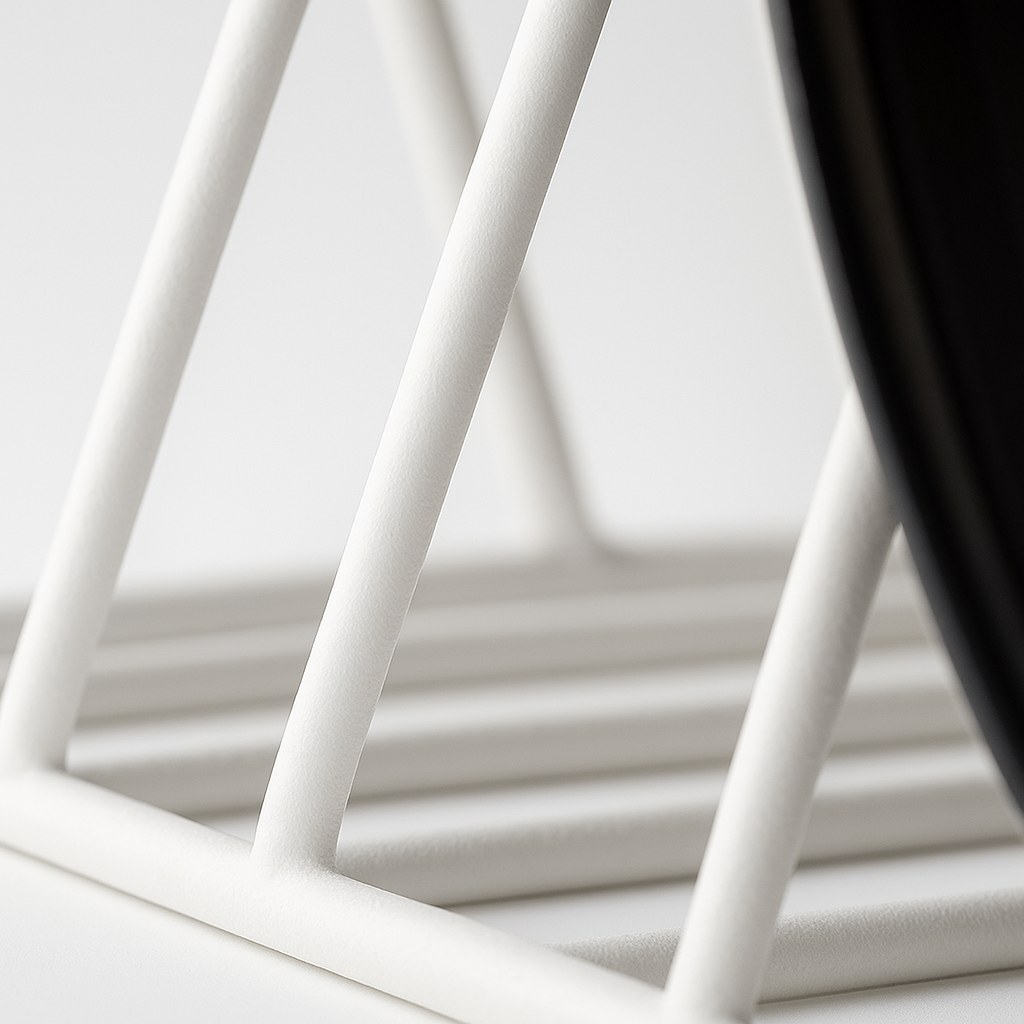 Close-up van een minimalistisch wit metalen lp-rek met een strak, geometrisch design.