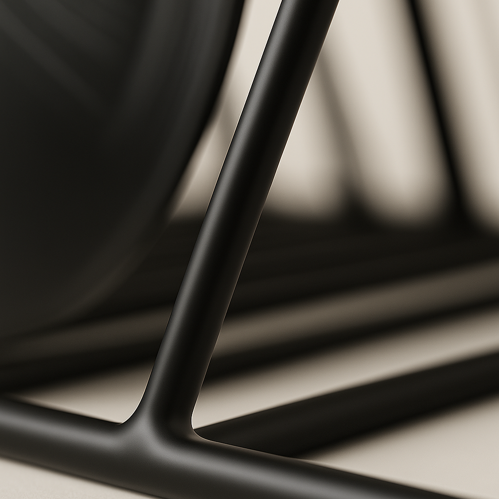 Close-up detailfoto van een mat-zwart metalen lp-rek, met focus op de gladde afwerking en de constructie van de spijlen.