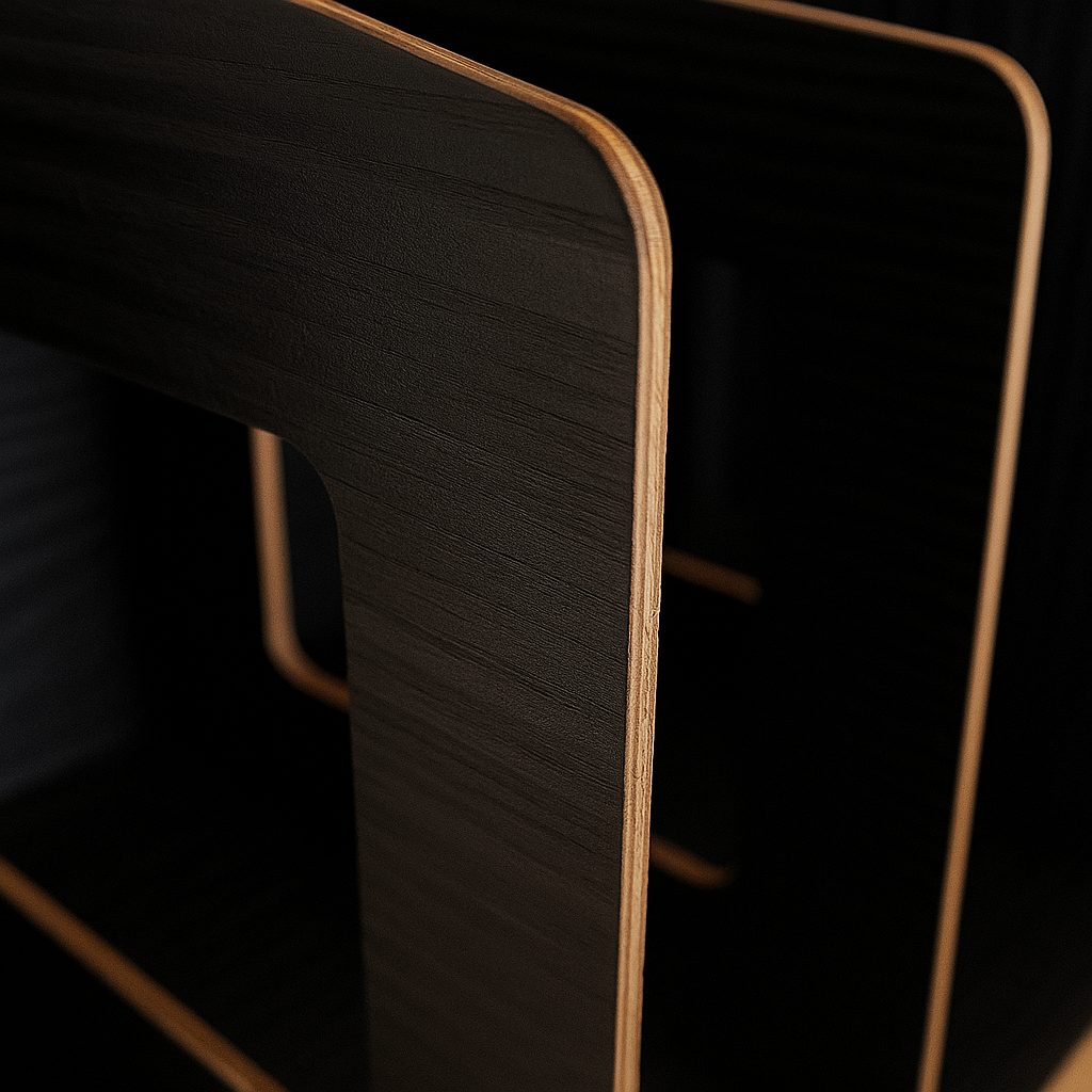 Close-up detailfoto van een zwarte houten cd-houder, met focus op de zichtbare houtnerf en de gelaagde multiplex randen.